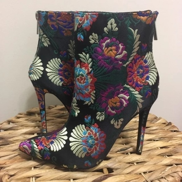 “Madelina” Justfab Black Flower 4” Heel Booties! 💥 - Picture 7 of 11